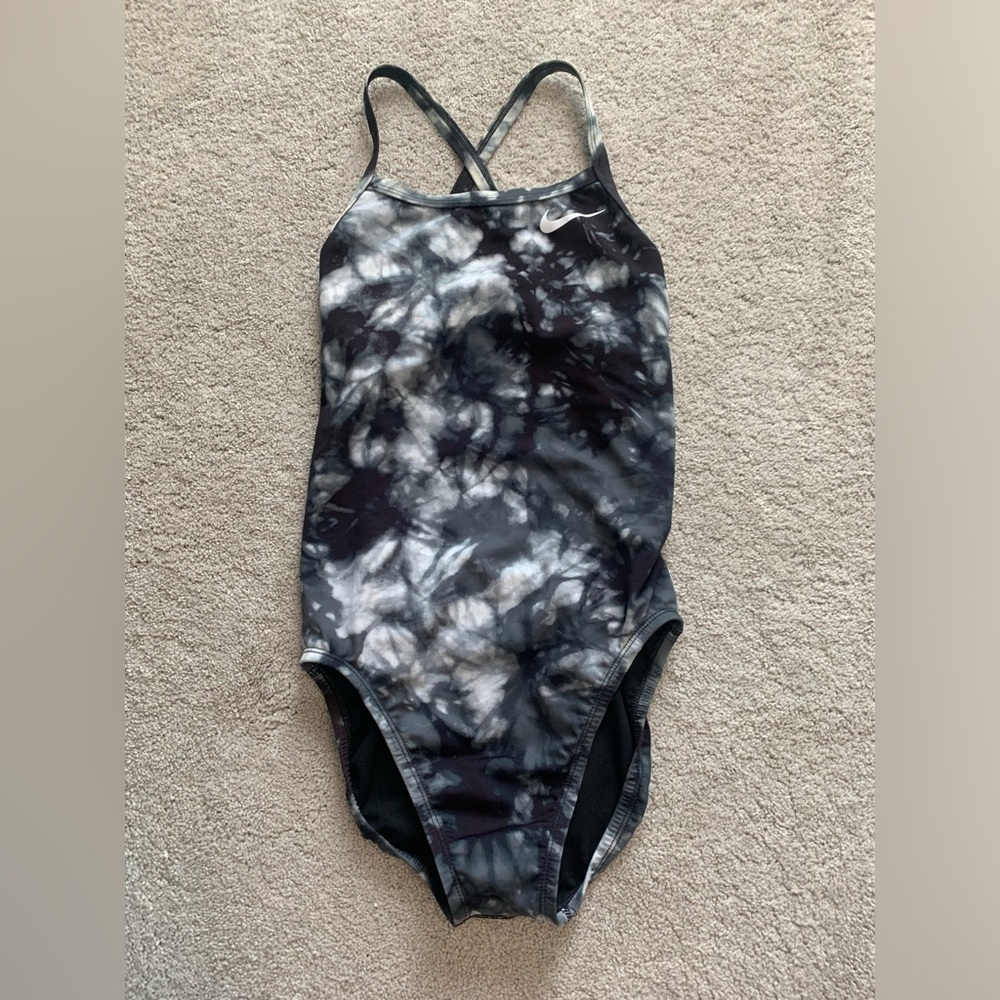 Nike Hydrastrong size 28 tye die